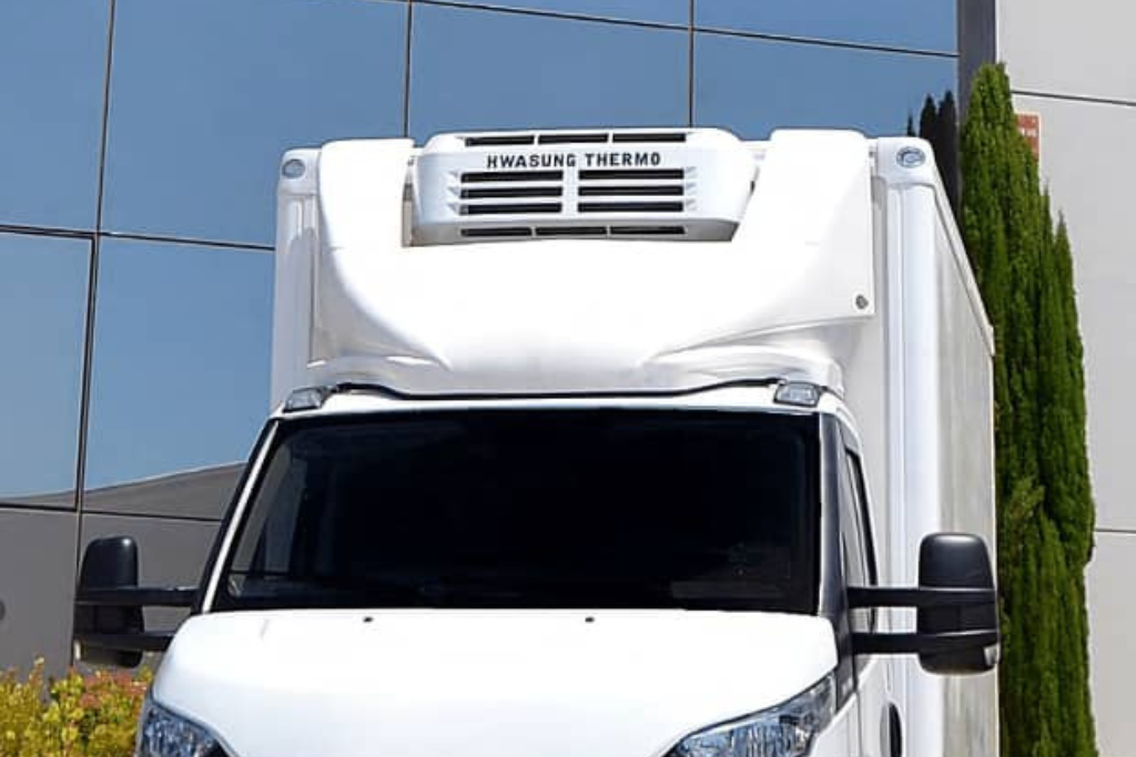 Camión blanco para el transporte refrigerado
